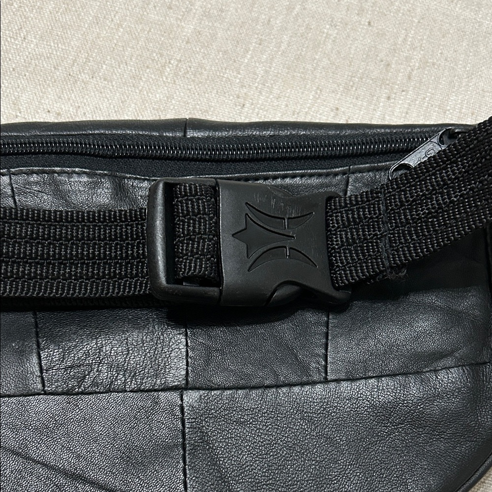 Vintage Fanny Pack Black Leather Waist Crossbody Y2K 90’s Travel - Picture 9 of 11